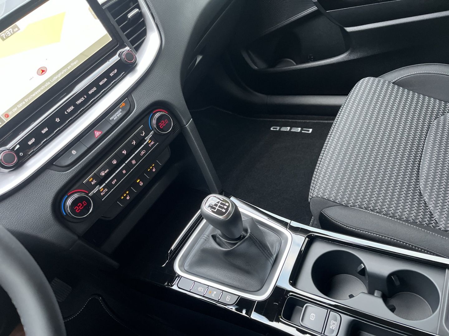 Fahrzeugabbildung Kia Ceed ULTIMATE EDITION 1.0 T-GDI *STYLE-PAKET*