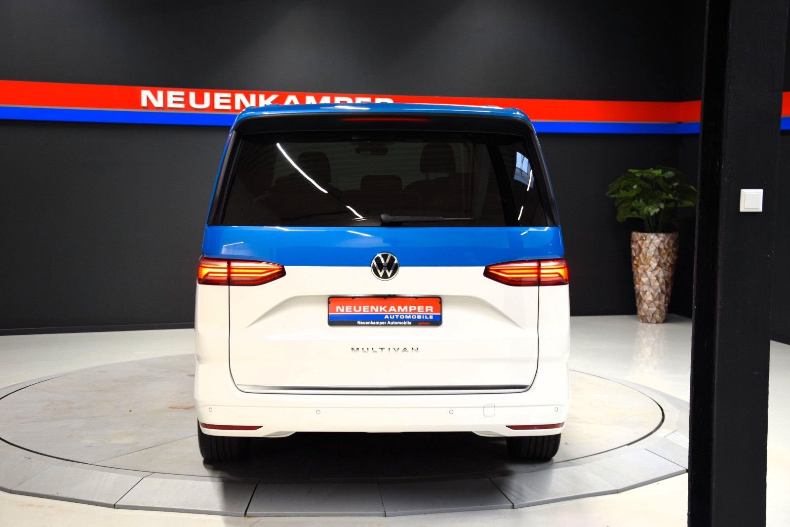 Fahrzeugabbildung Volkswagen T7 Multivan Style lang  HuD vis-a-vis ACC bi-col