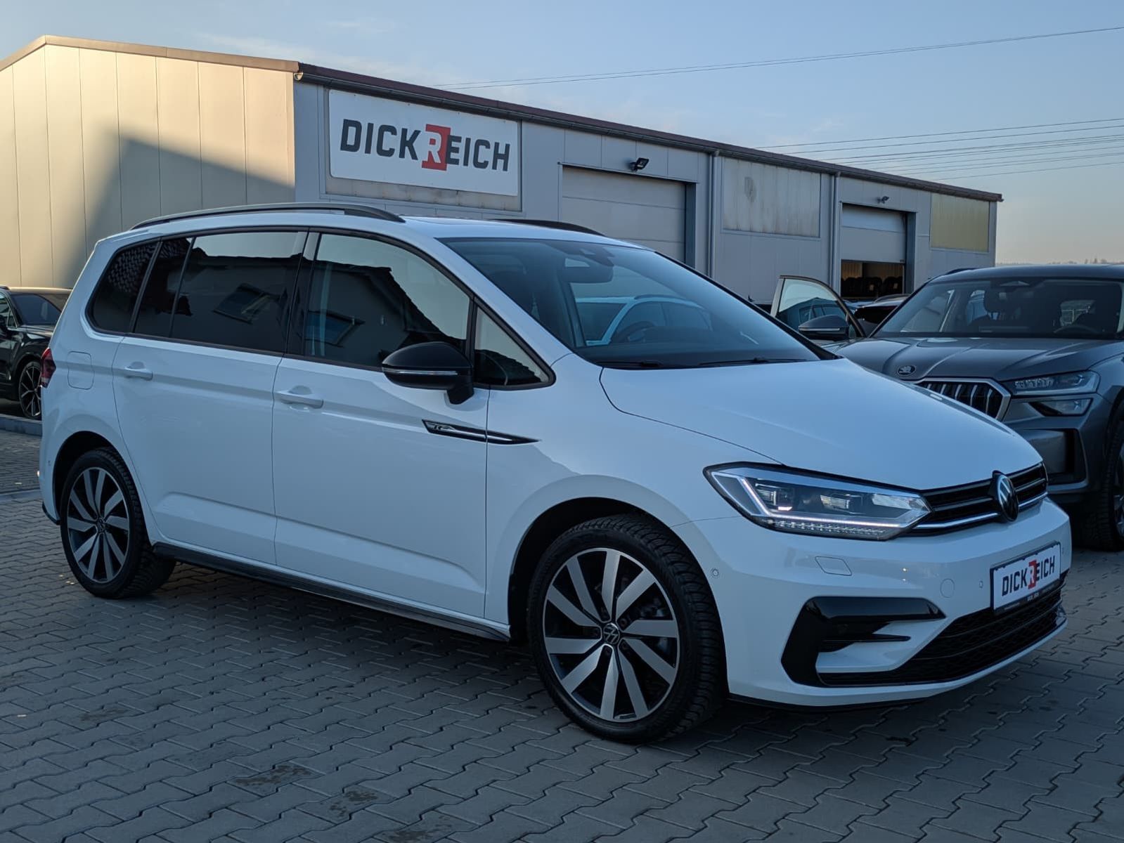 Fahrzeugabbildung Volkswagen Touran 2.0 DSG R-Line High BLACK Pano*7Si*IQ*AHK