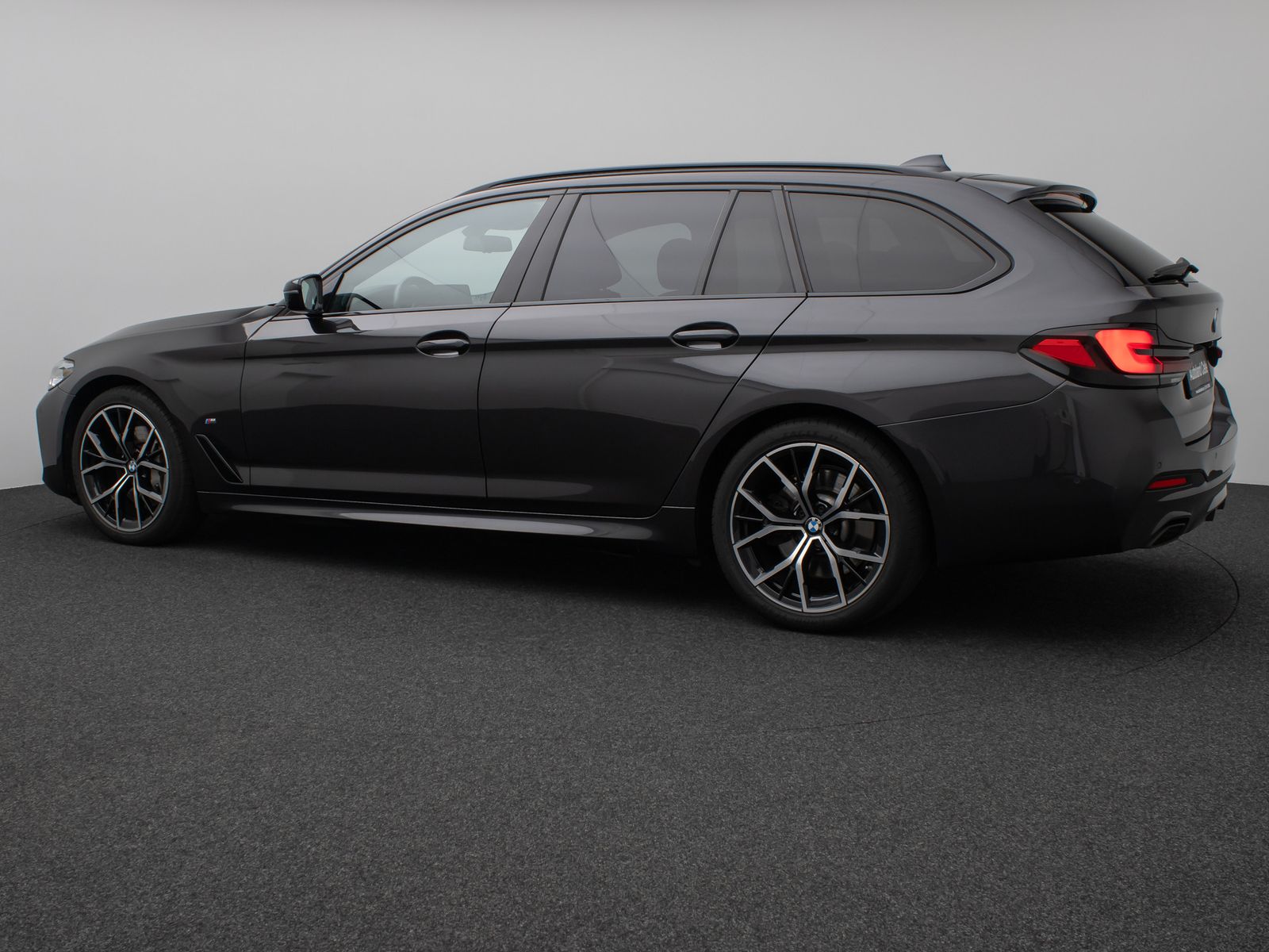 Fahrzeugabbildung BMW 530d xD M Sport Kamera HUD DAB H/K Komfort Alarm