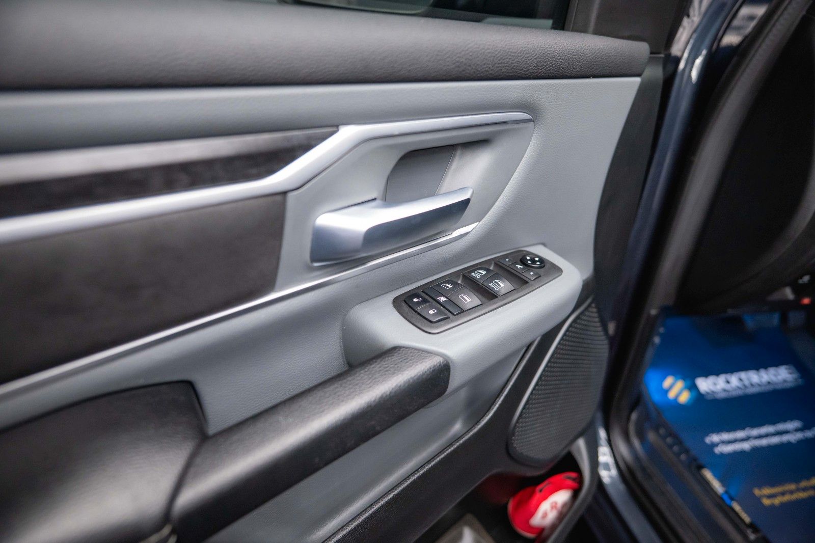 Fahrzeugabbildung Dodge RAM 5.7 V8 HEMI 4x4 Offroad Night LPG Hardtop