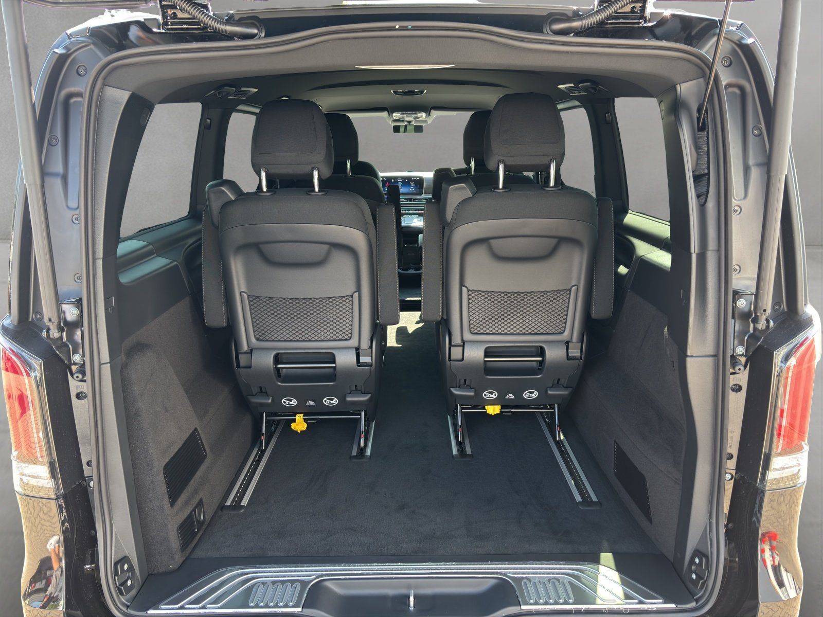 Fahrzeugabbildung Mercedes-Benz V 300 d STYLE Lang MBUX WinterPa AMG Line
