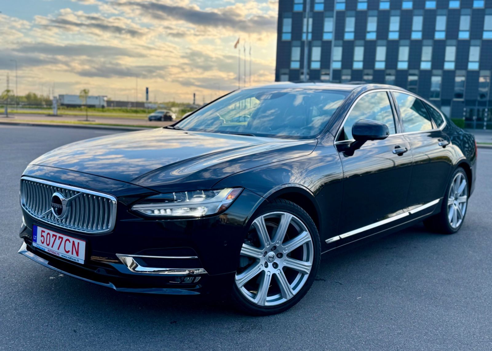 VOLVO S90
