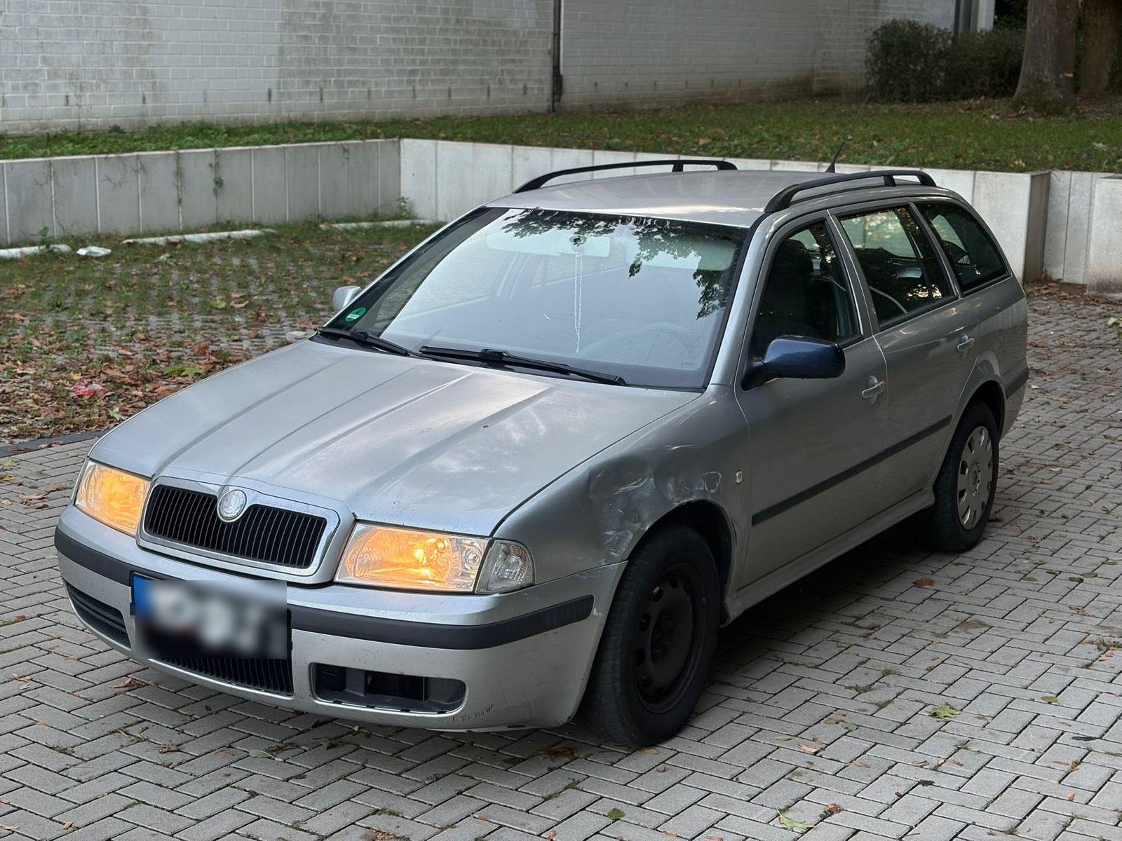 Skoda Octavia 2006 — rear view