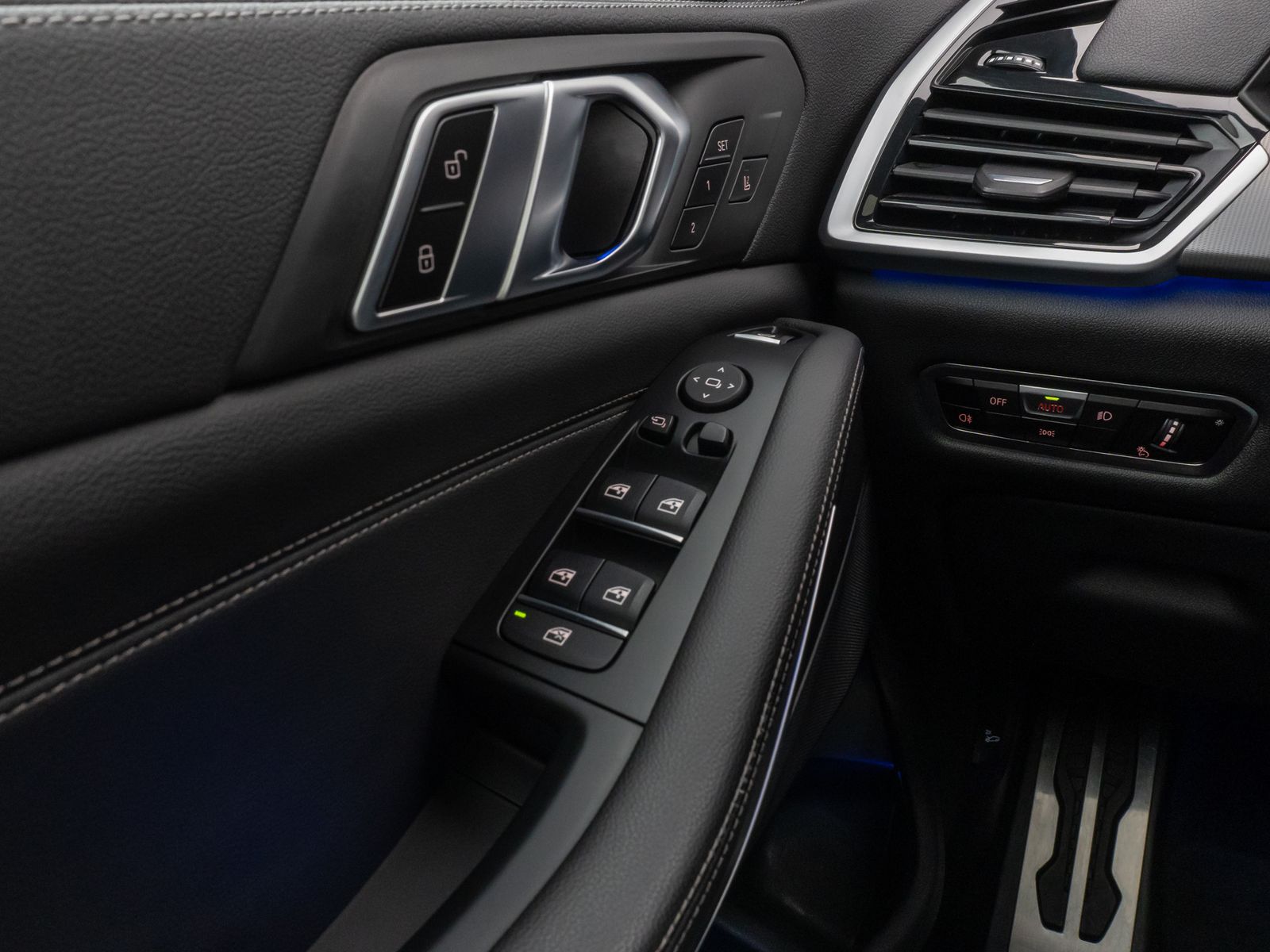 Fahrzeugabbildung BMW X5 xD40d M Sport Panorama Kamera HUD DAB HiFi