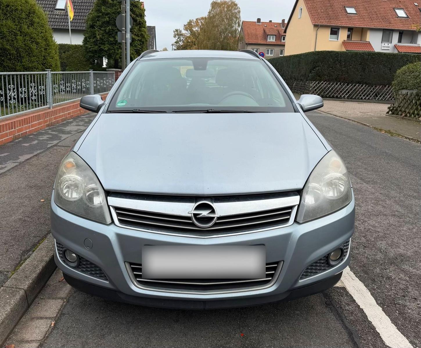 Opel Astra 2008 — rear view