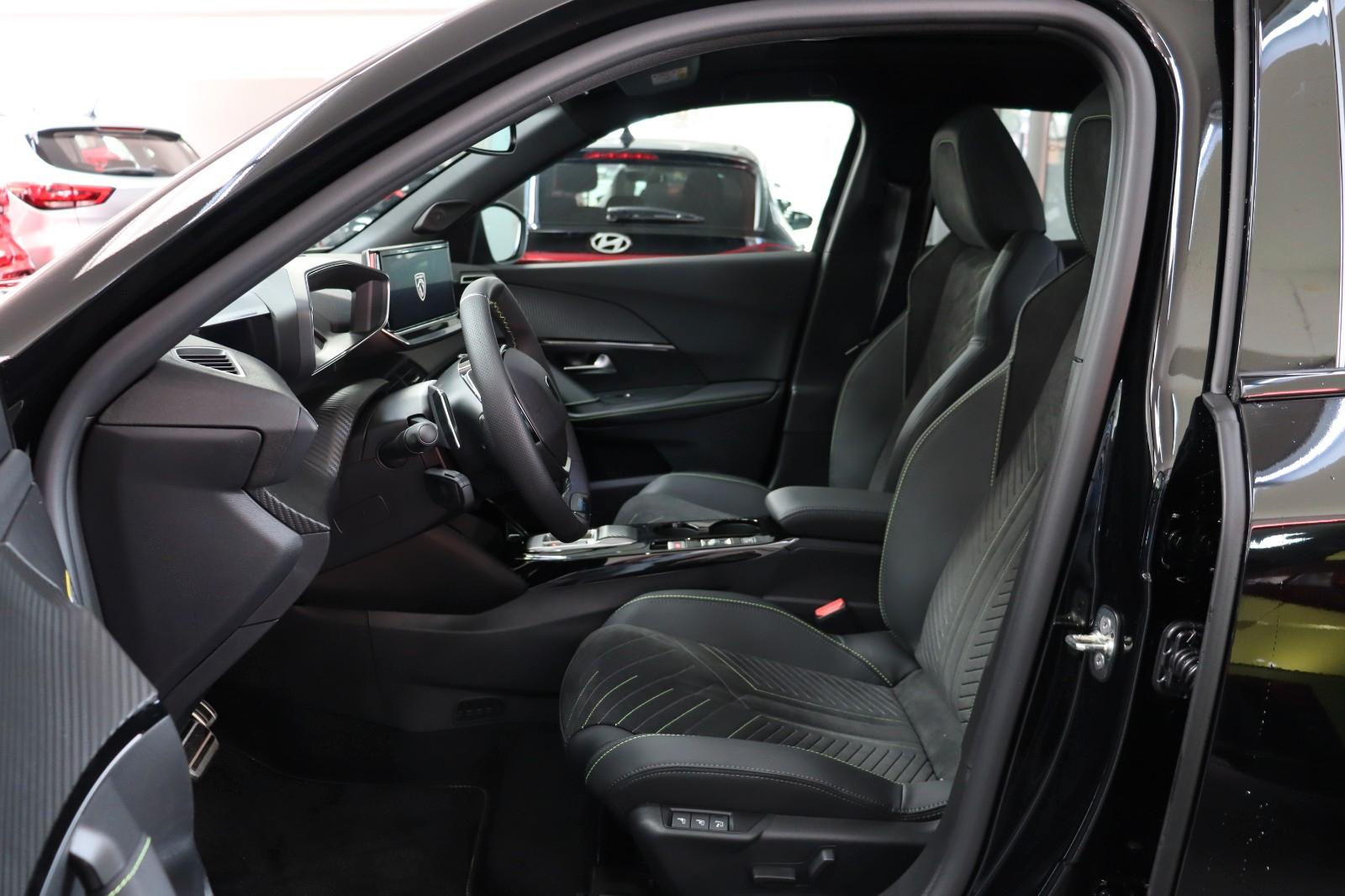 Peugeot 2008 GT HYBRID 145 e-DSC6 Alcantara 360° Schiebe