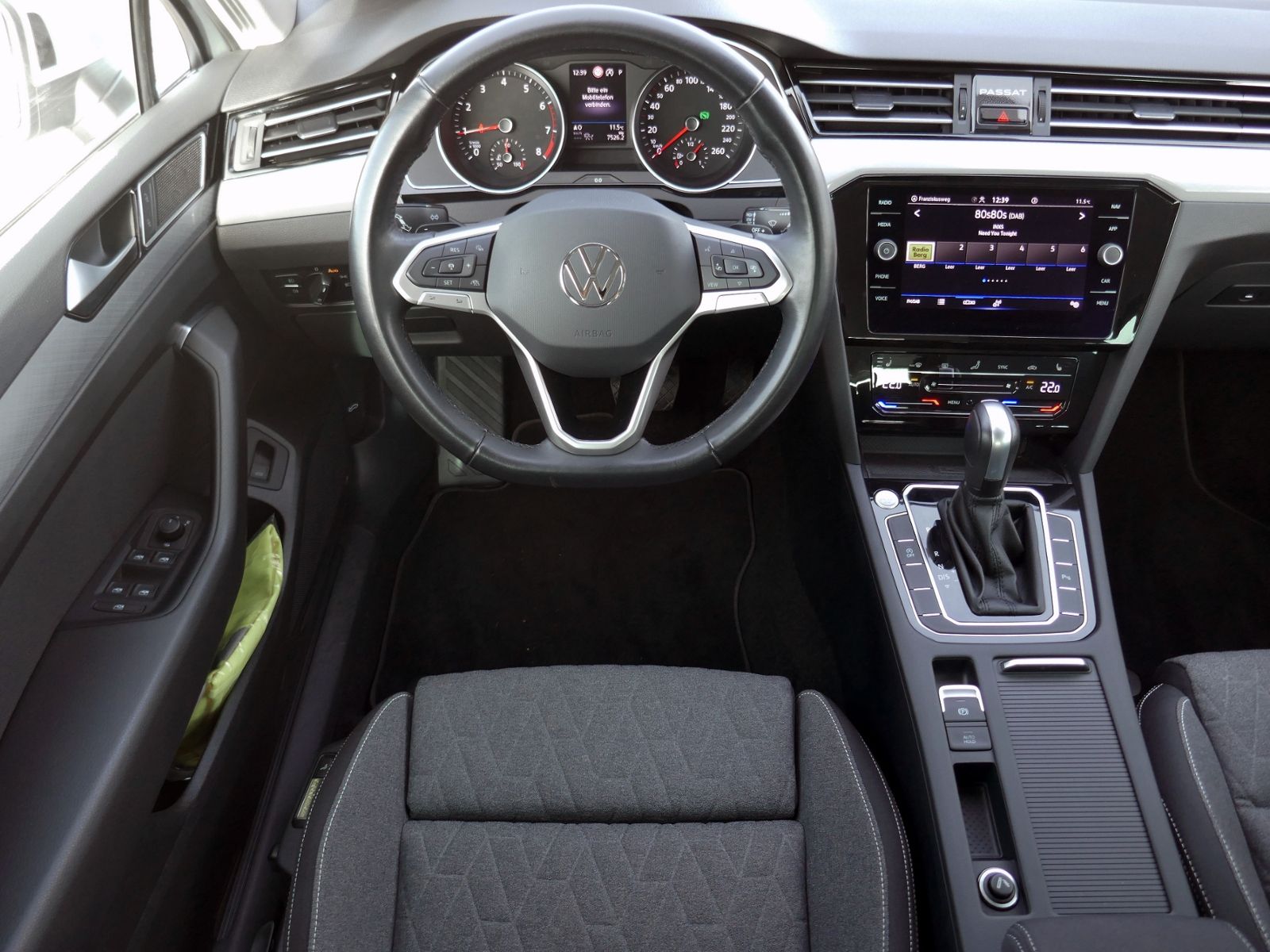 Fahrzeugabbildung Volkswagen Passat Variant Business 1.5 TSI DSG LED AHK RFK