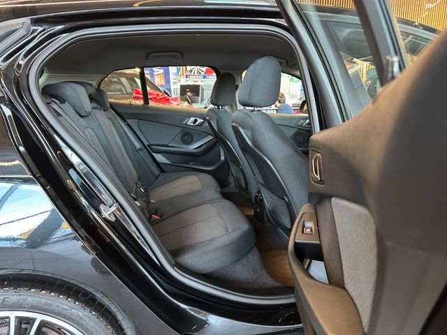 BMW 120 i *HEAD-UP*StandHZ*AHK*SPORT*2-ZONEN*CARPLAY