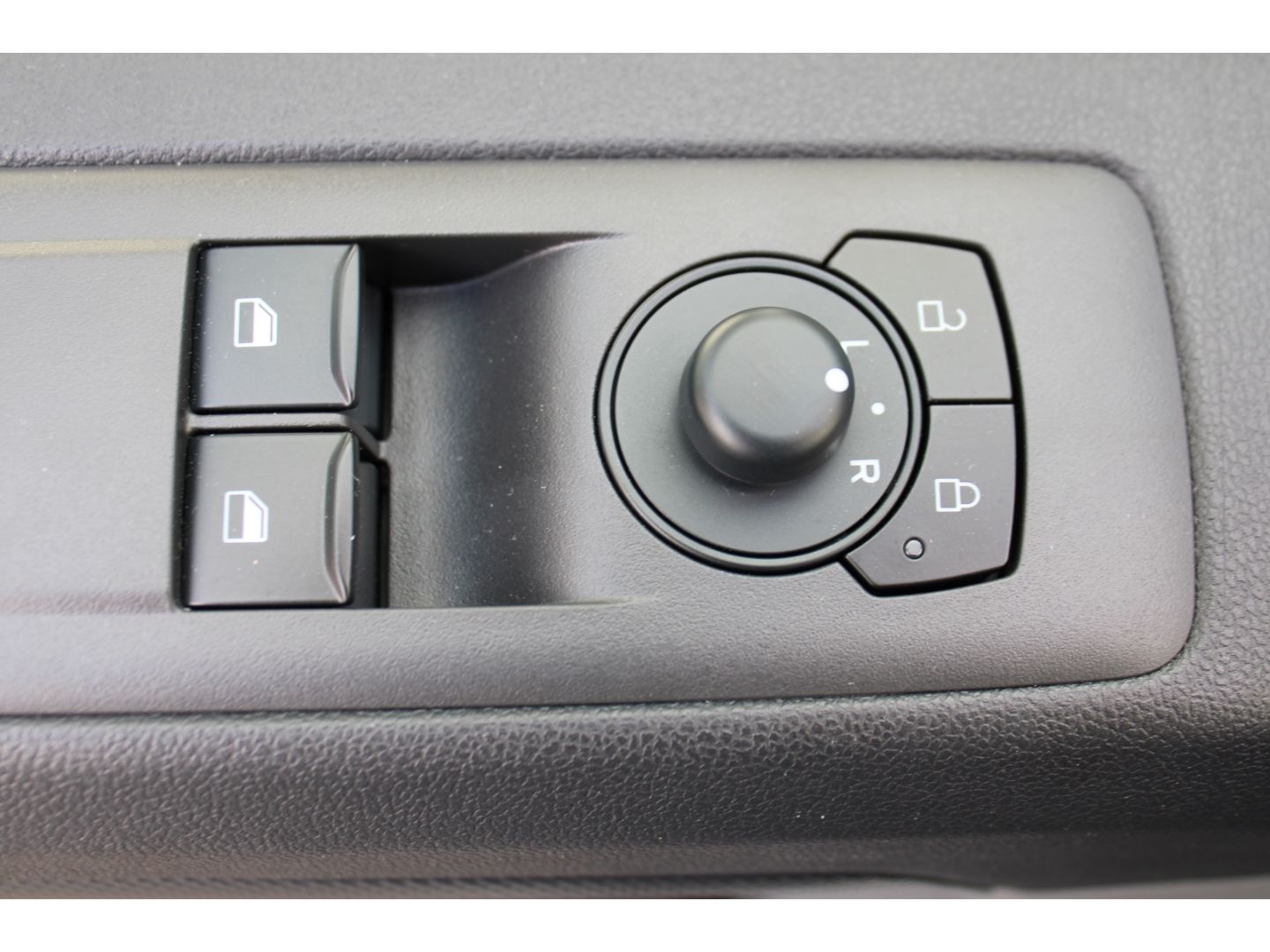 Fahrzeugabbildung Ford Transit Custom 320 L1 Trend LED GRA PDC RFK AHK