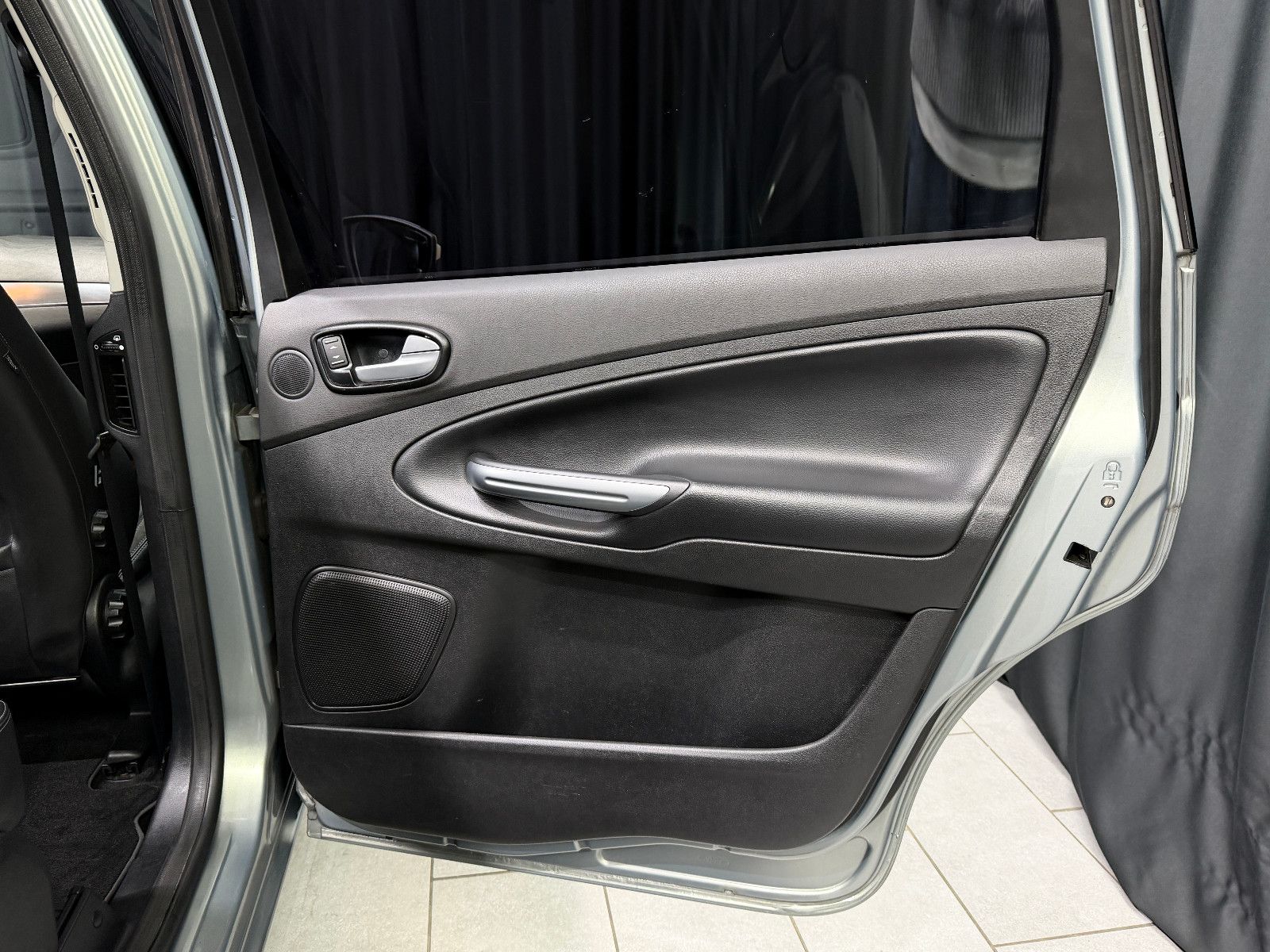 Fahrzeugabbildung Ford S-MAX Titanium|AHK|HU 05/2027