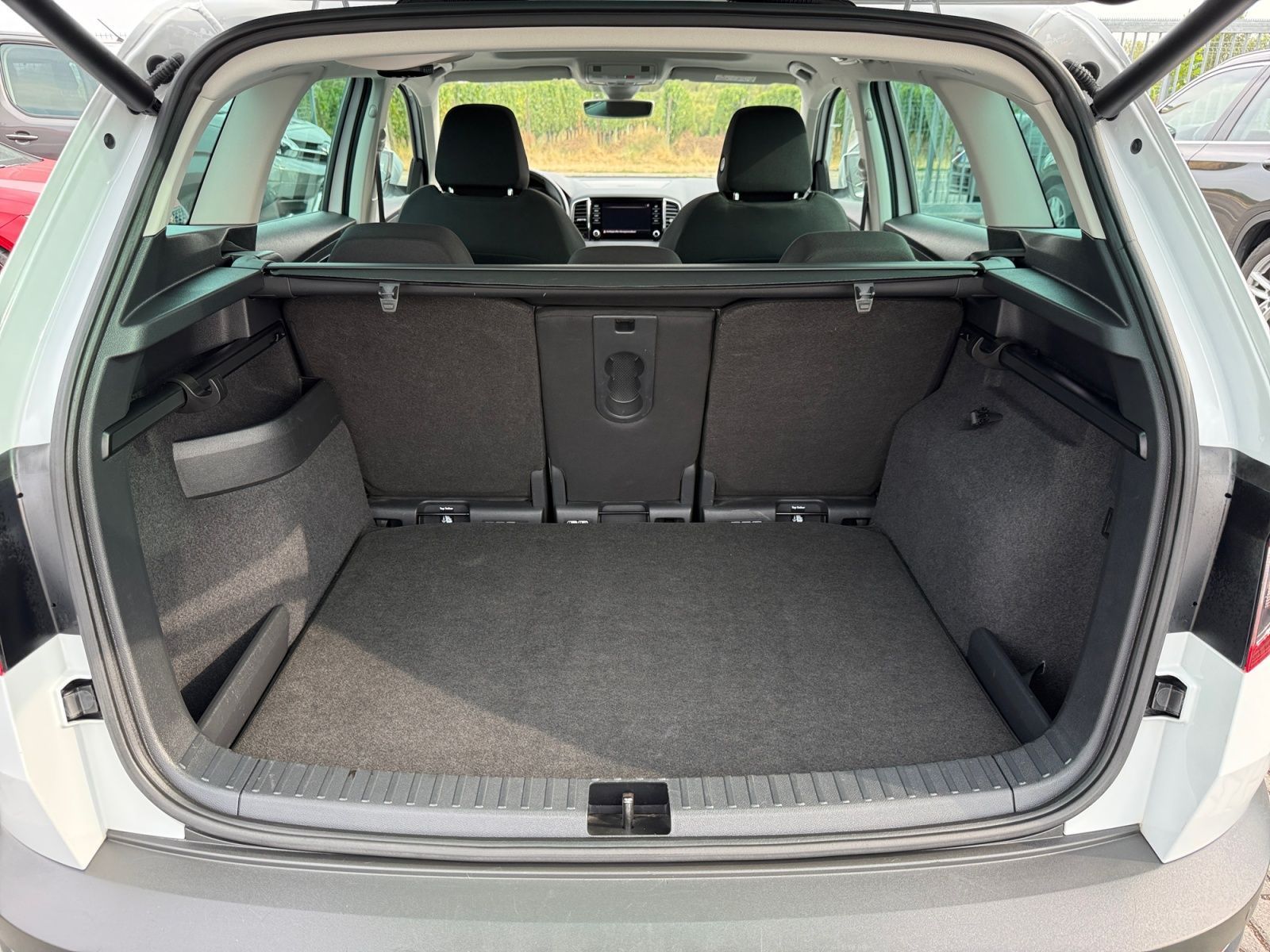 Fahrzeugabbildung SKODA Karoq 2.0 TDI Drive 125 PANO AHK LED