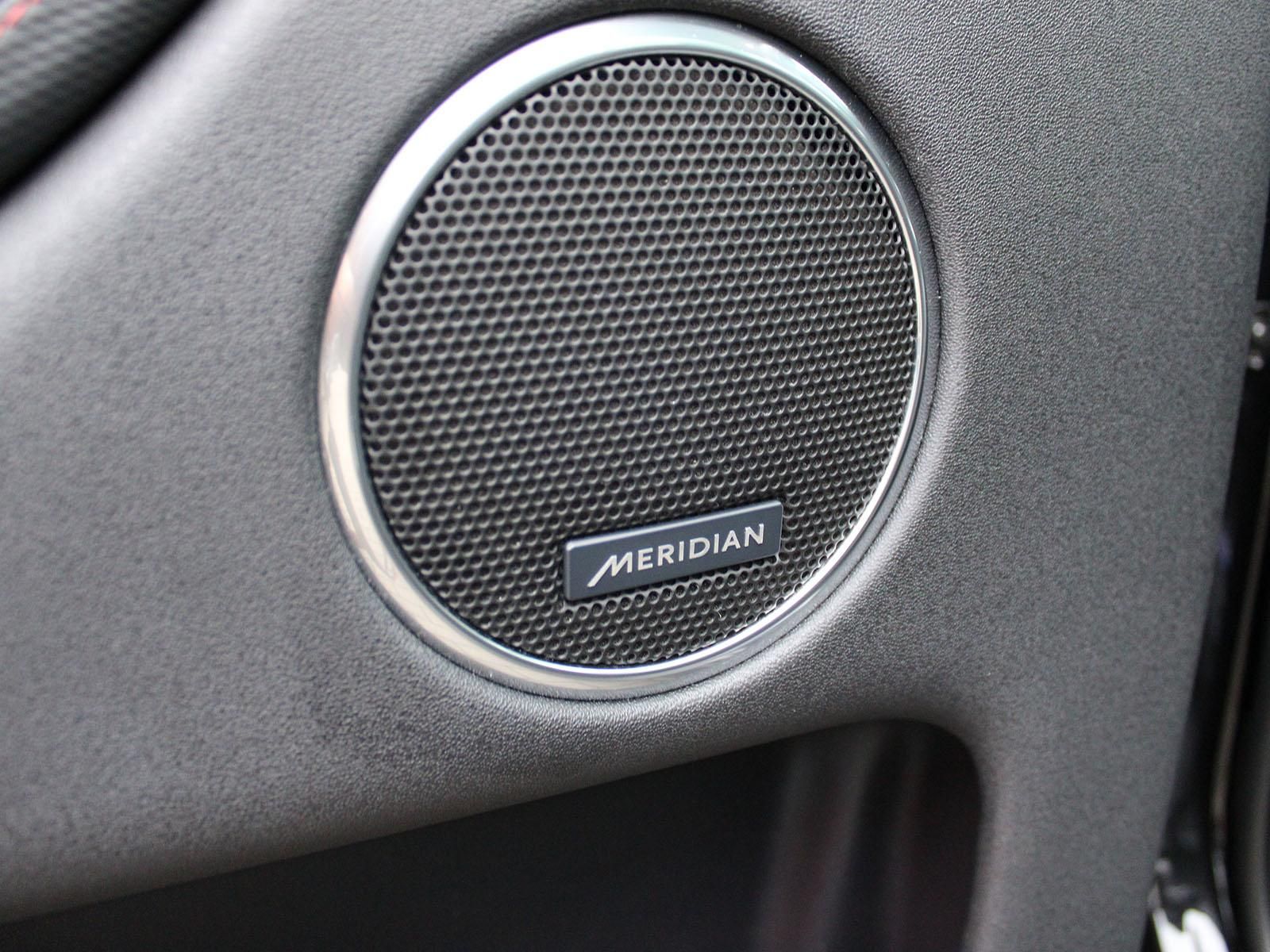 Fahrzeugabbildung Land Rover Land Rover Discovery Sport P300e R-Dynamic SE