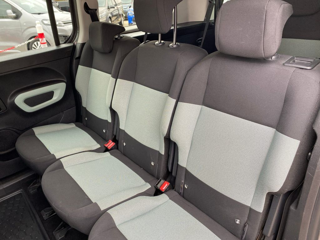Fahrzeugabbildung Citroën Berlingo XL Benzin 110 FEEL *7-Sitzer*AZV*SHZ*
