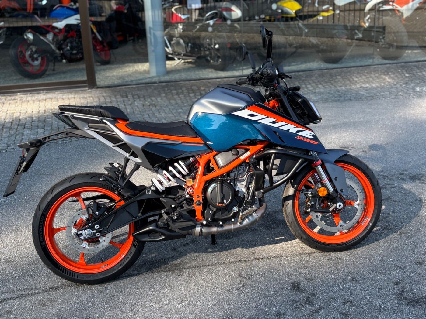 Fahrzeugabbildung KTM 390 Duke Modell 2025 Quickshifter+ mit Sturzbüge