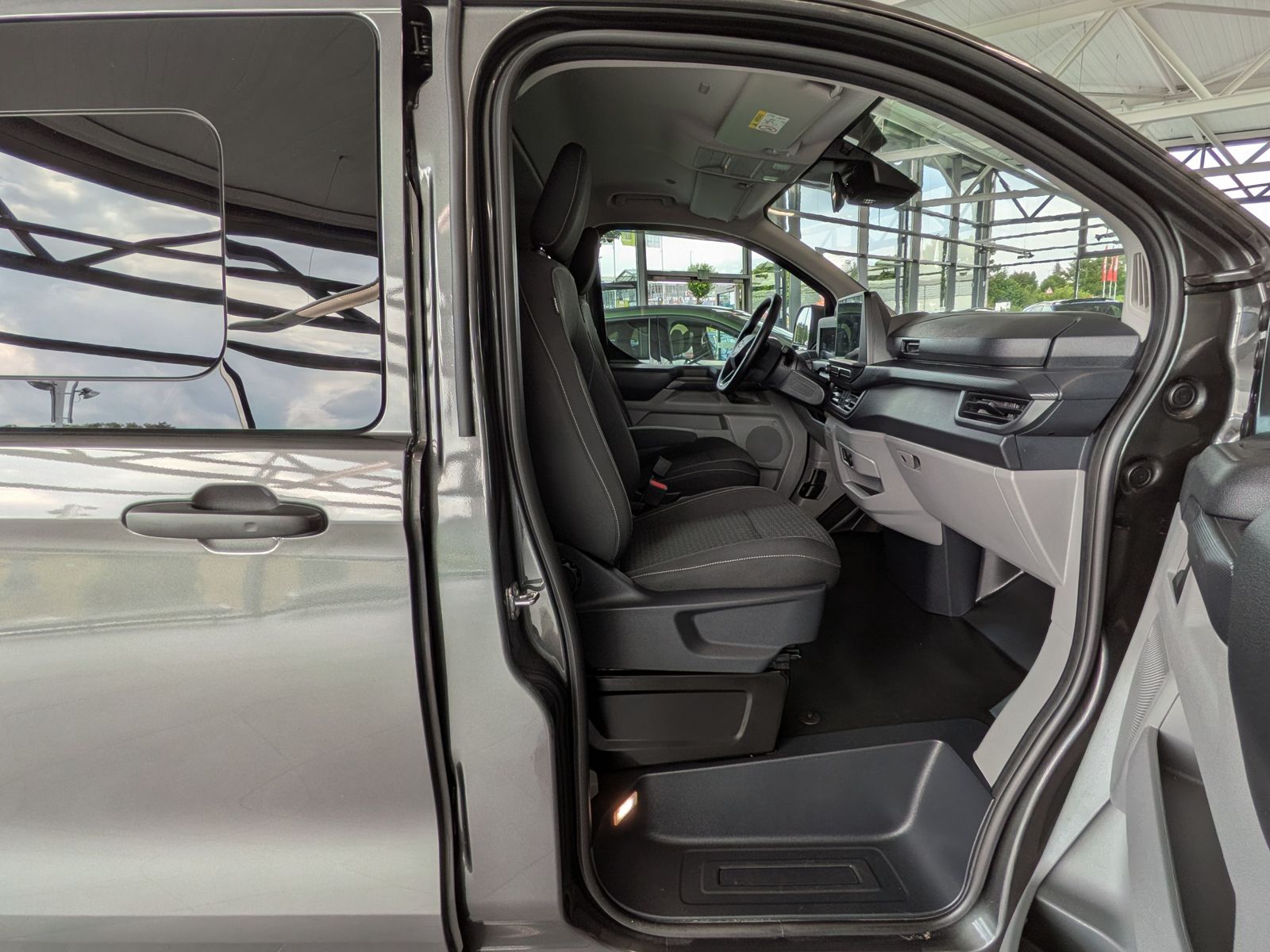 Fahrzeugabbildung Ford Transit Custom 320 L1 Aut. 8-Sitze LED ACC Cam