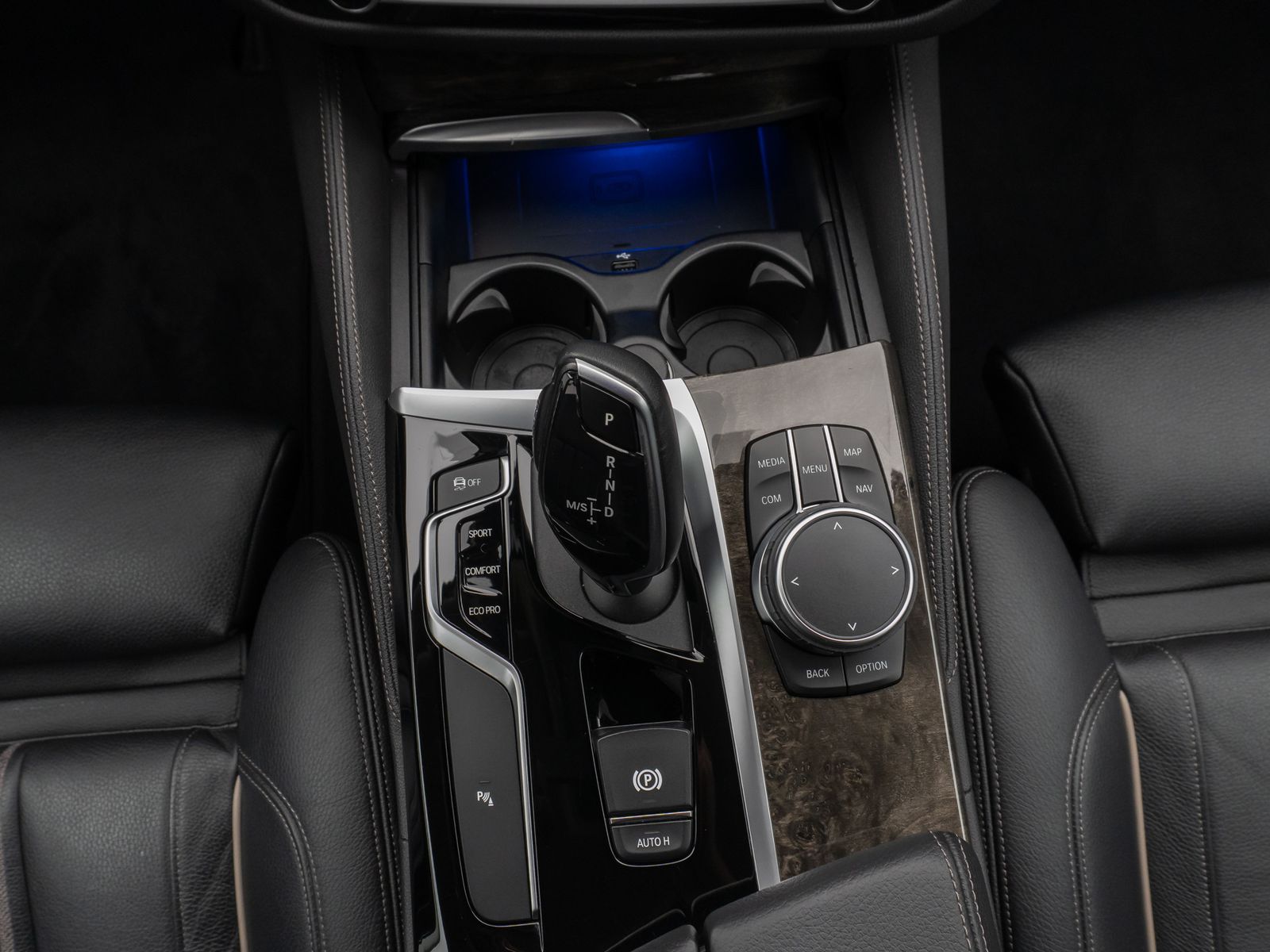 Fahrzeugabbildung BMW 520d Luxury Line Kamera HUD H/K Massage DisplKey