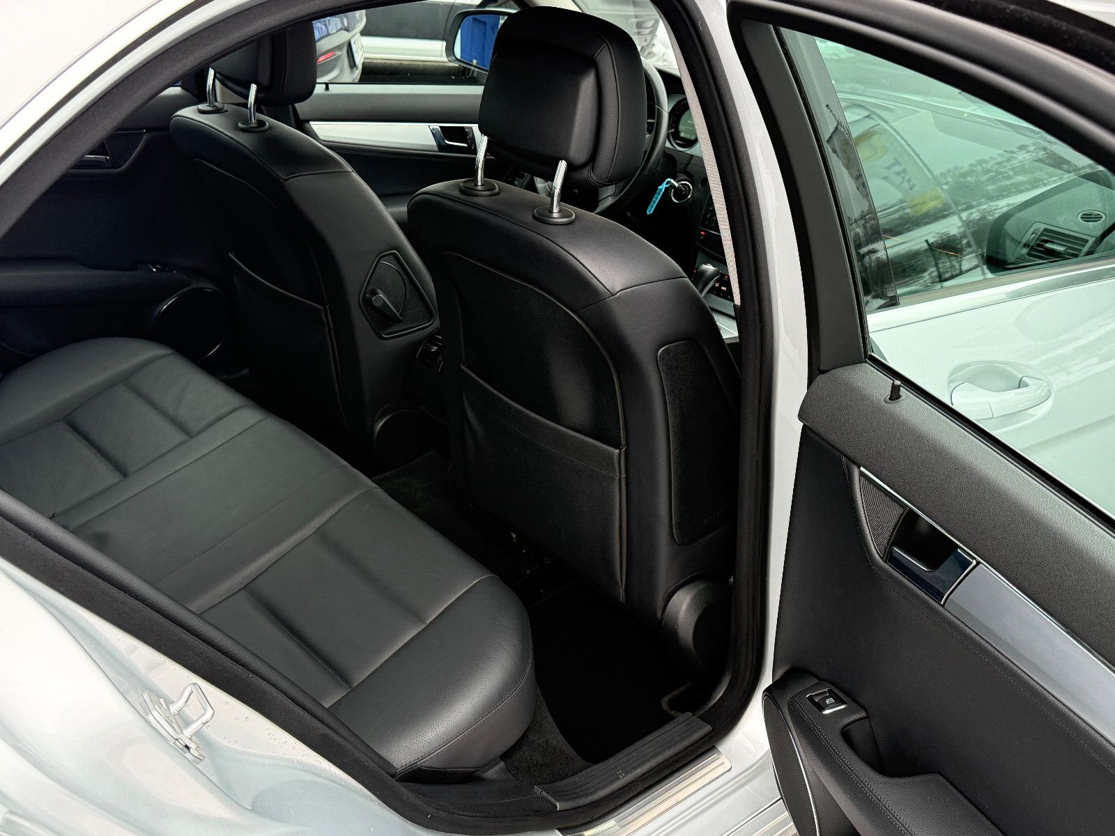 Fahrzeugabbildung Mercedes-Benz C 350 Limousine Avantgarde Aut Bi-Xenon Leder