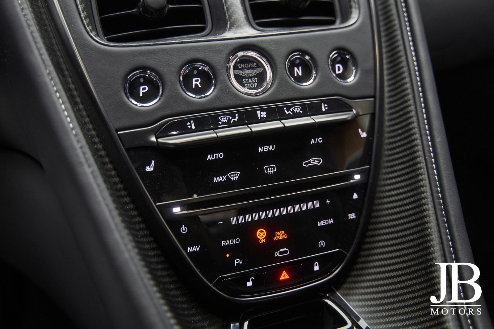 Fahrzeugabbildung Aston Martin DBS V12 770 Ultimate Carbon Performance Seats