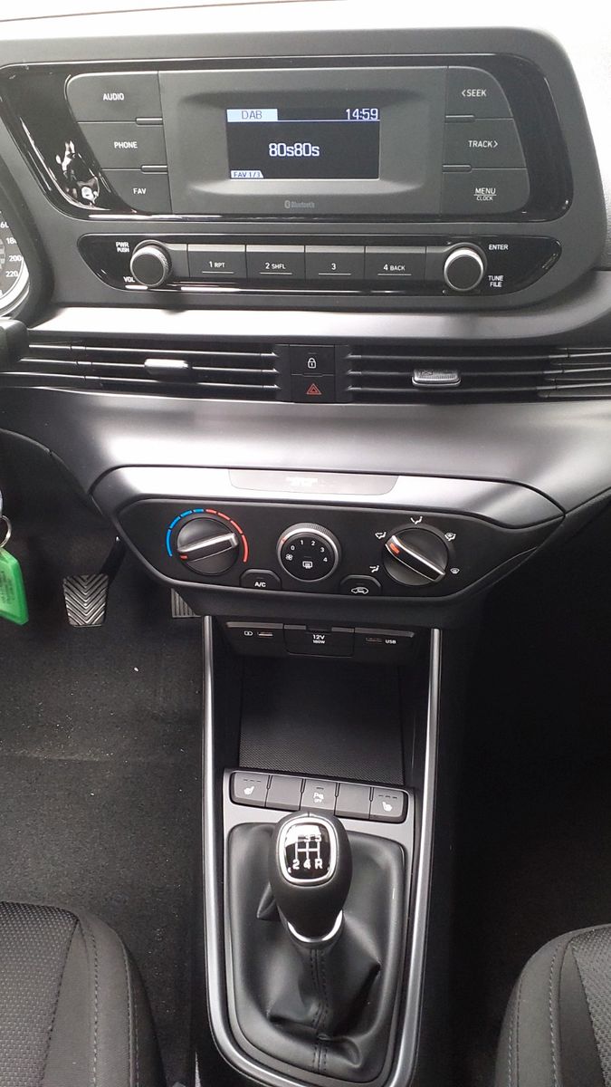 Fahrzeugabbildung Hyundai i20 1.2 Benzin M/T Select 16" ALU SHZ PDC KLIMA