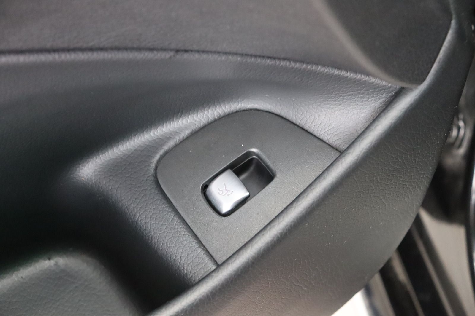 Fahrzeugabbildung Mercedes-Benz E 400 T 4Matic * Airmatic * STHZ * Memory AVANTG