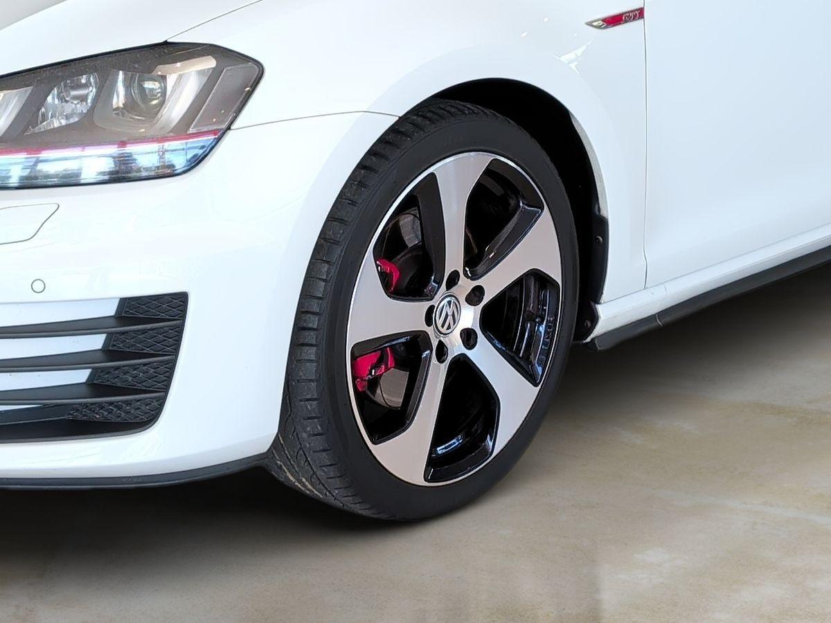 Volkswagen Golf 7 GTI 220 ch • 5 portes • Boîte manuelle 6 • GPS • Xénon • 18"