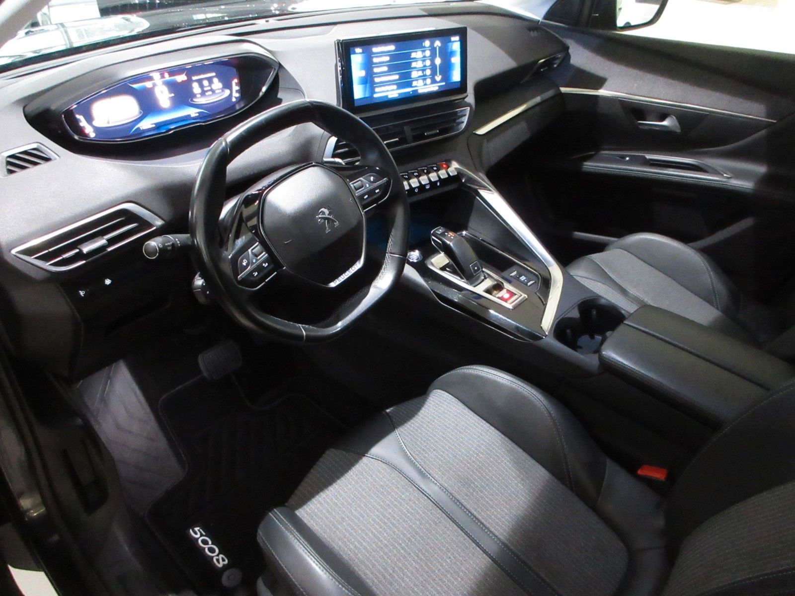 Fahrzeugabbildung Peugeot 5008 Allure Pack 1.5D LED/NAVI/AHK/PDC/R´CAM