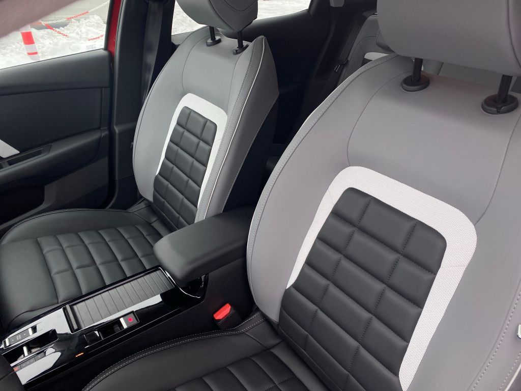 Fahrzeugabbildung Citroën C4 Benzin 130 Automatik MAX *Winter+Techno-Pak*