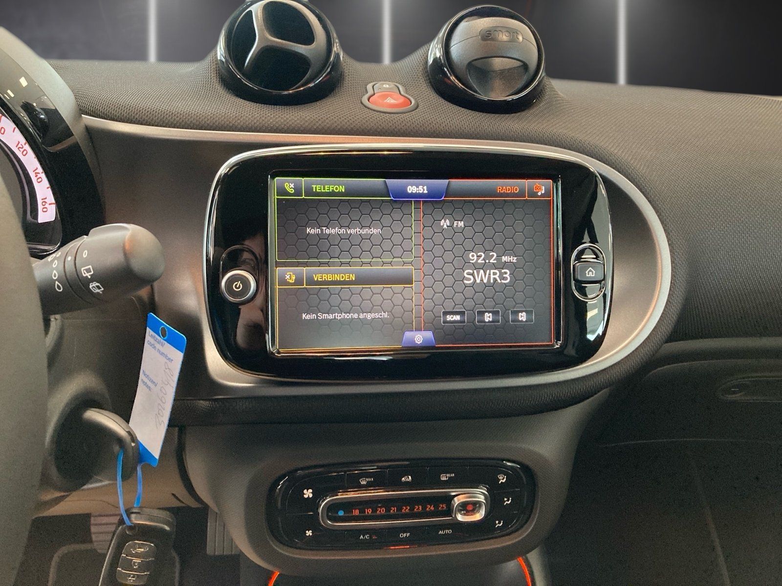 Fahrzeugabbildung Smart smart EQ fortwo Exclusive*Pano*LED*Kamera*22kW*