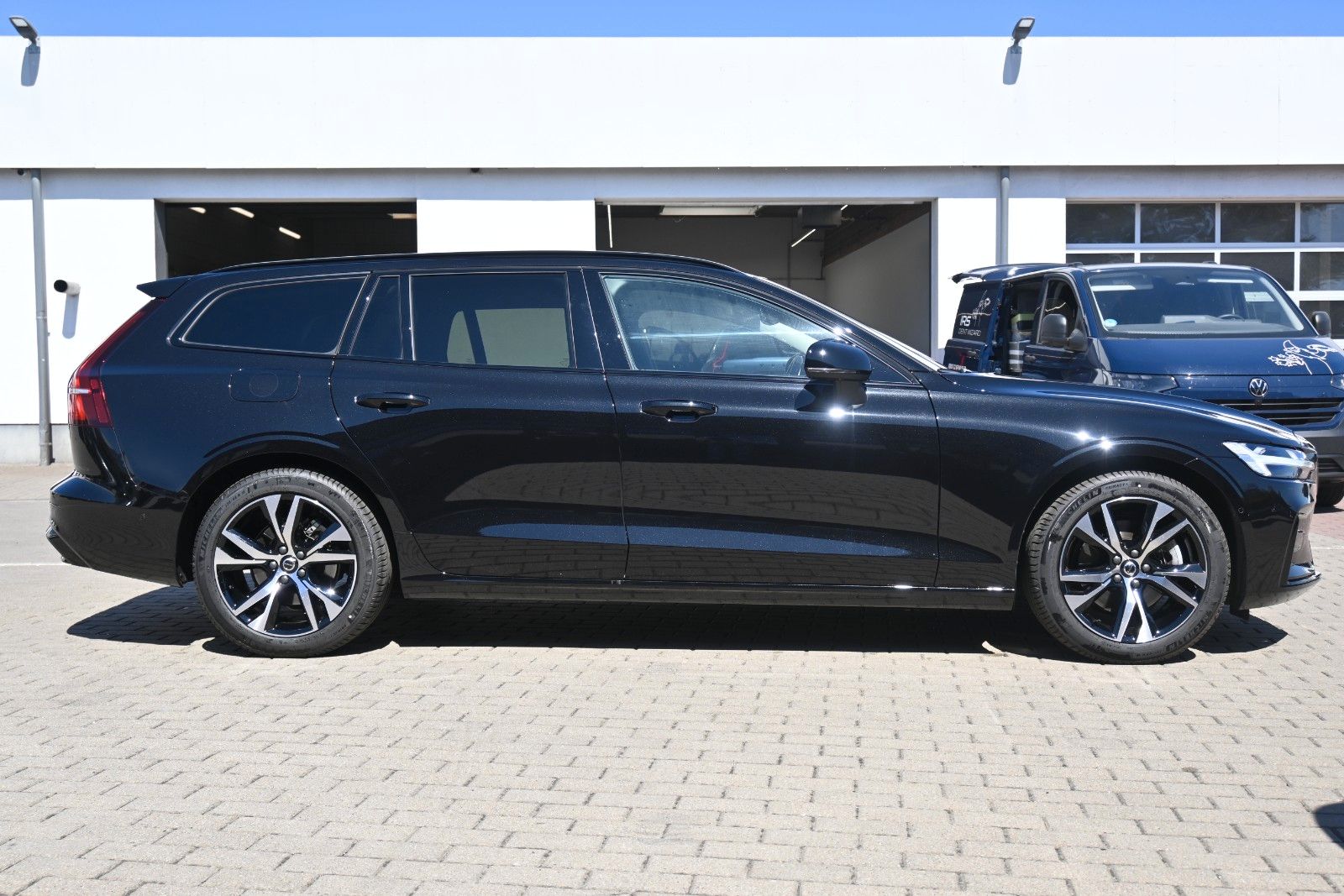Fahrzeugabbildung Volvo V60 B4 DKG Plus Dark*HuD*PANO*360°*ACC