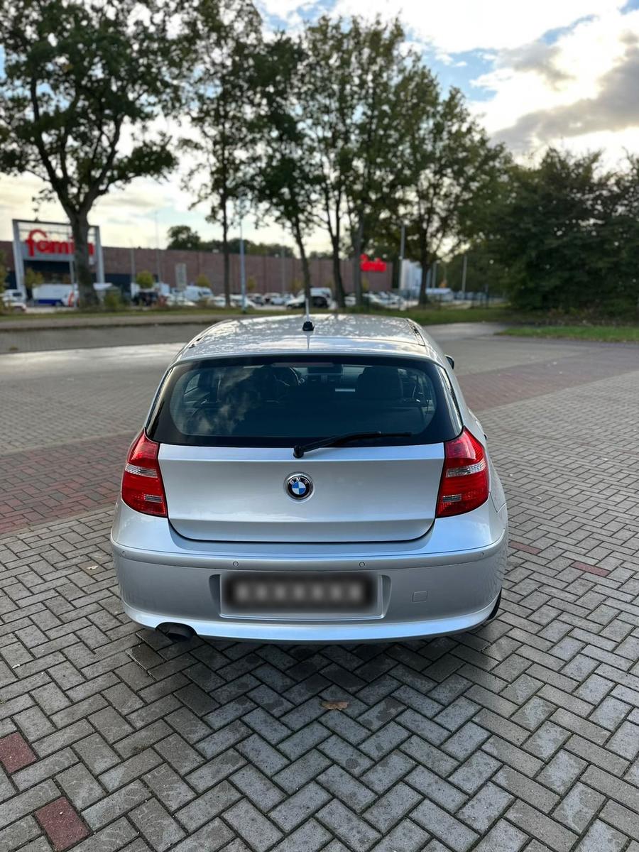 BMW 118 2011 — rear view