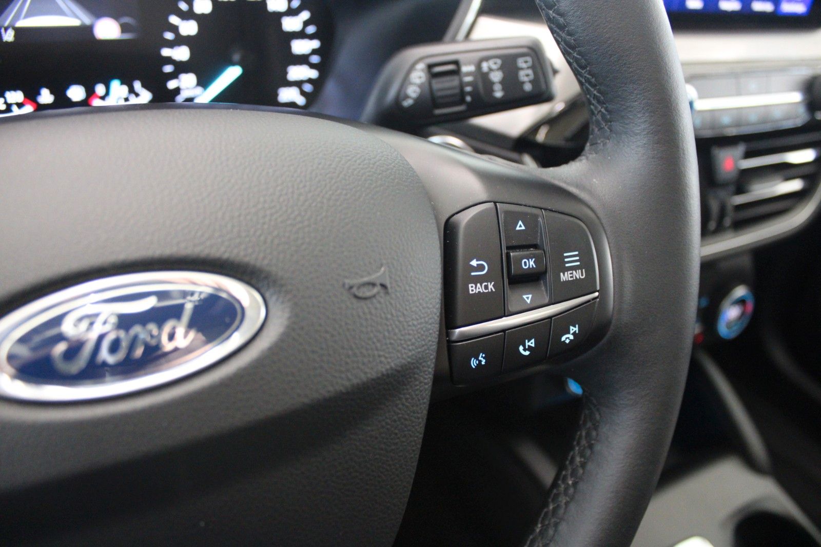 Fahrzeugabbildung Ford Kuga Titanium X Automatik LED Pano STDHZ WinterP