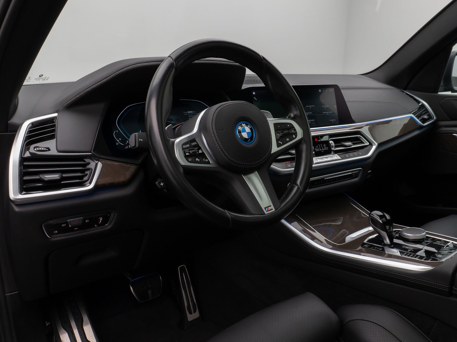 Fahrzeugabbildung BMW X5 xD45e M Sport Panorama HUD HiFi DisKey 22Zoll