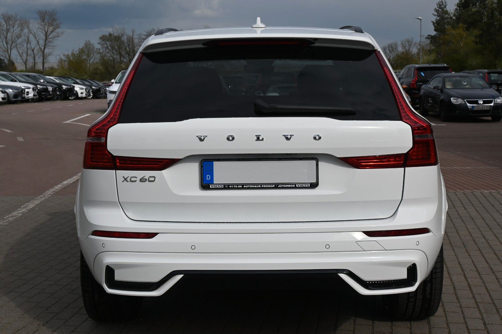 Fahrzeugabbildung Volvo XC60 B4 D AWD Autom R-Design*STDHZG*LUFT*ACC*AHK