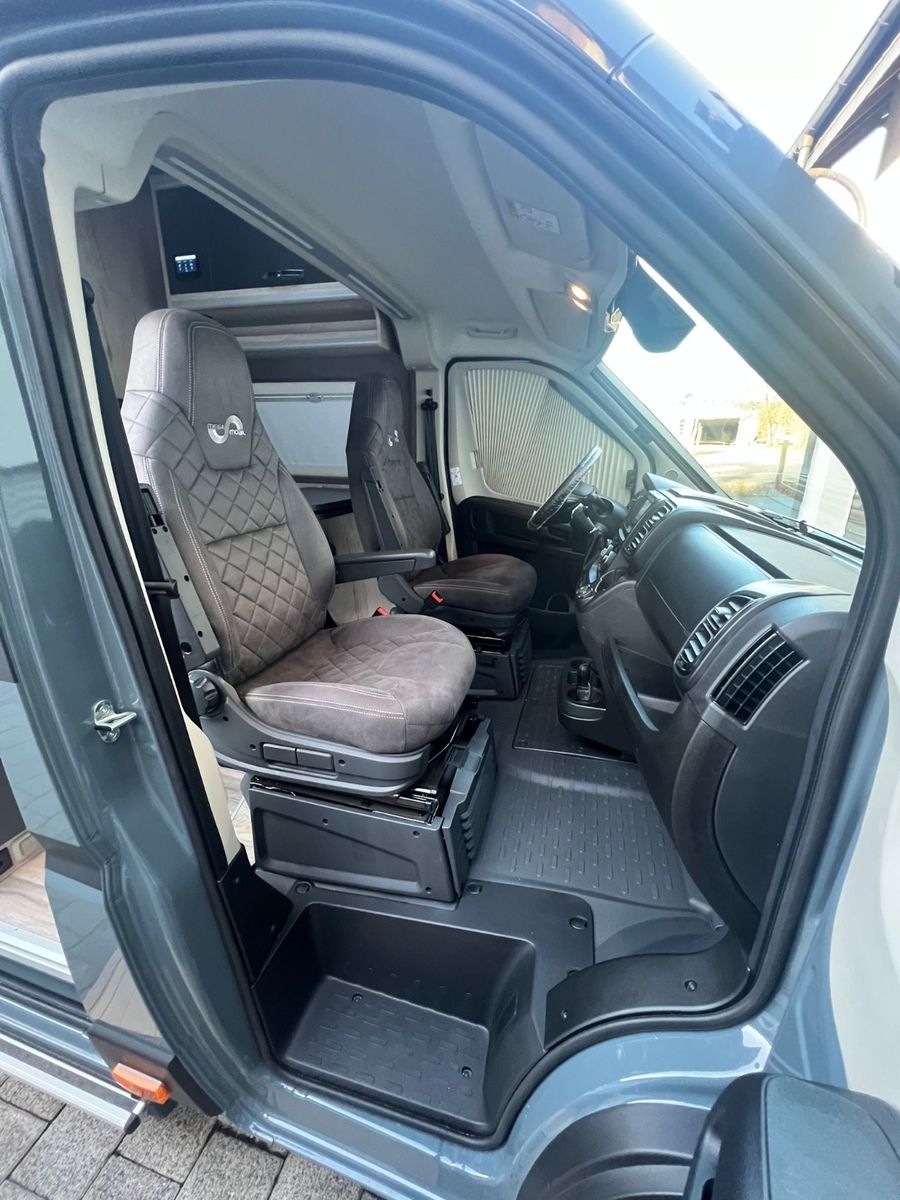 Fahrzeugabbildung MegaMobil Revolution 640 Automatik Voll Induktion Lithium