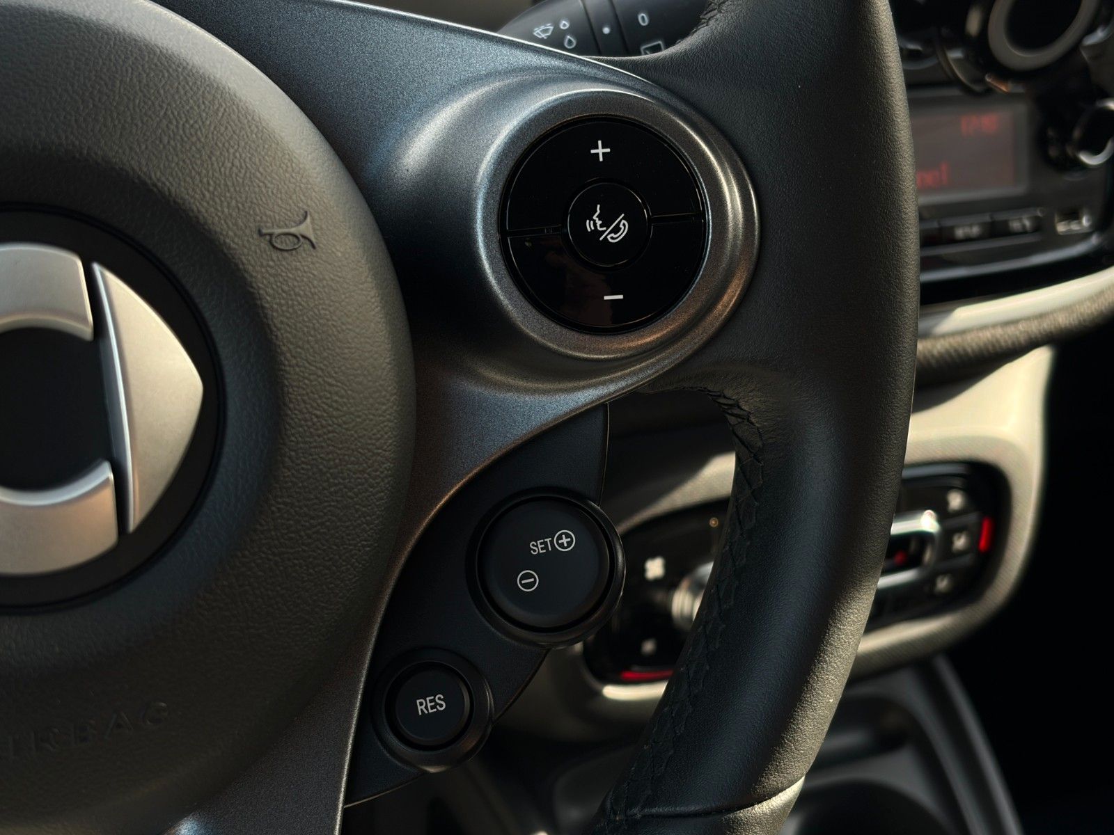 Fahrzeugabbildung Smart ForFour Passion 1.0 Autom. SHZ LIMIT PDC BT USB