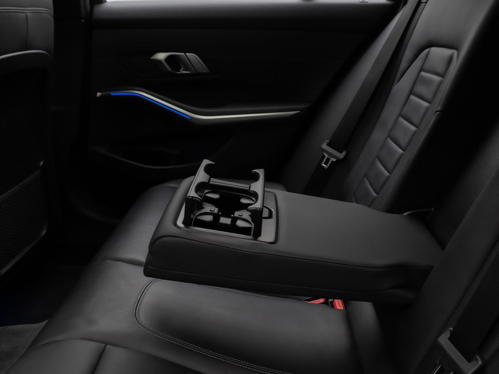 Fahrzeugabbildung BMW 320i M Sport Panorama Kamera Laser HiFi Komfort