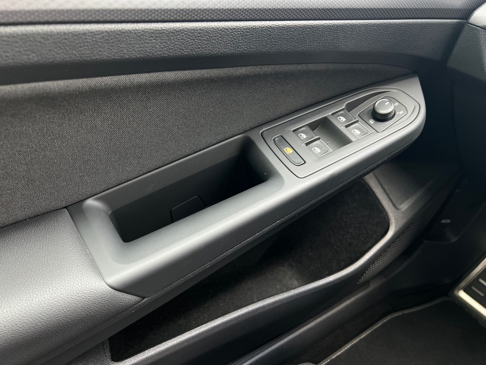 Fahrzeugabbildung Volkswagen Golf VIII Active 1.5 TSI OPF *Garantie, IQ-Drive