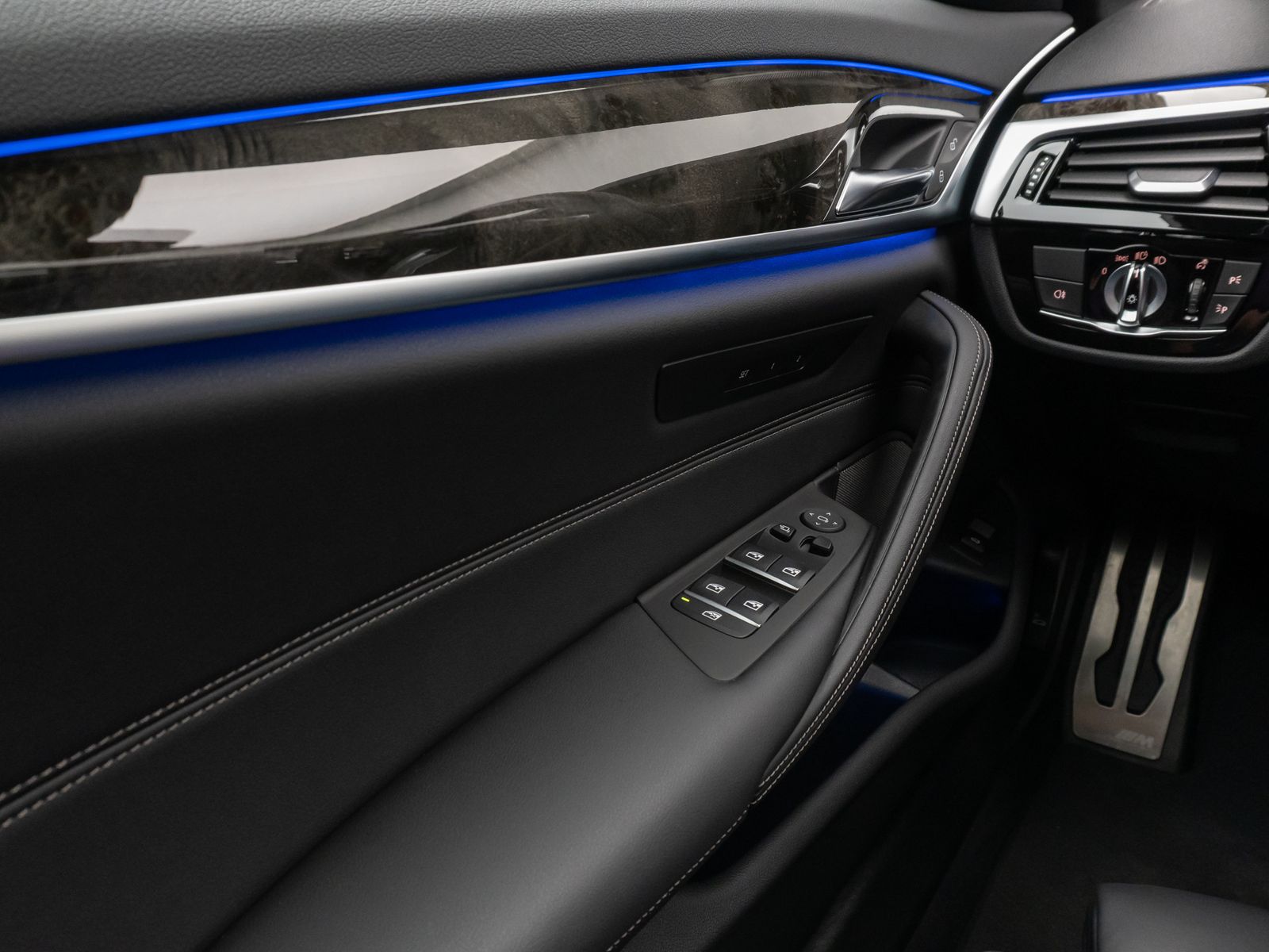 Fahrzeugabbildung BMW 540i xD M Sport Glasdach Laser Kamera HUD SoftCL
