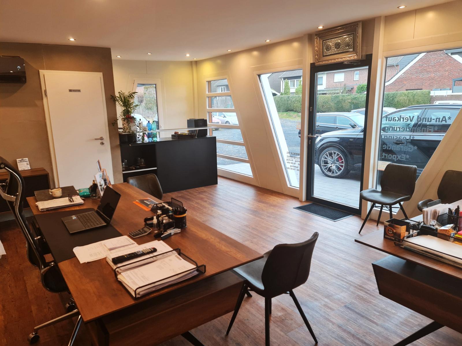 showroom-image-bottom