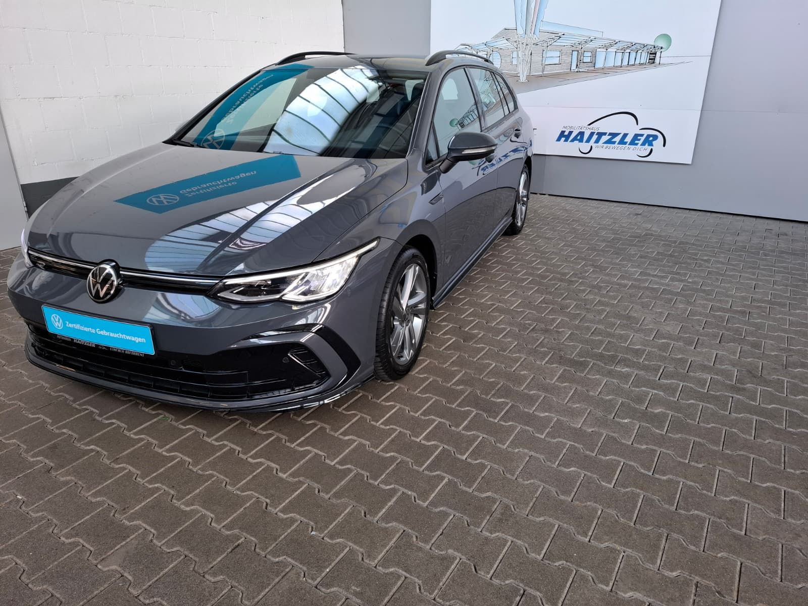 Fahrzeugabbildung Volkswagen Golf VIII Var. R-Line 1.5 eTSI DSG +ACC+Navi+LED