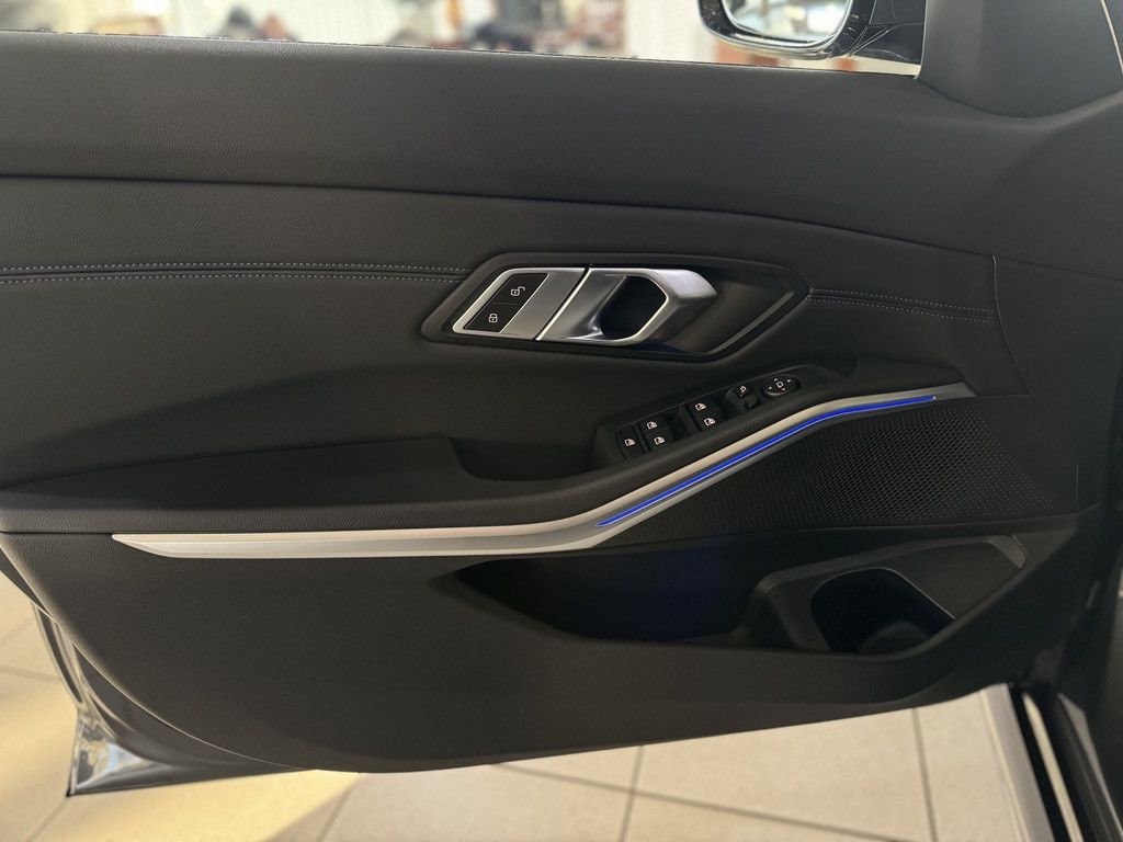 Fahrzeugabbildung BMW 330i xD M Sport Kamera Laser HUD DAB Komfort 19"