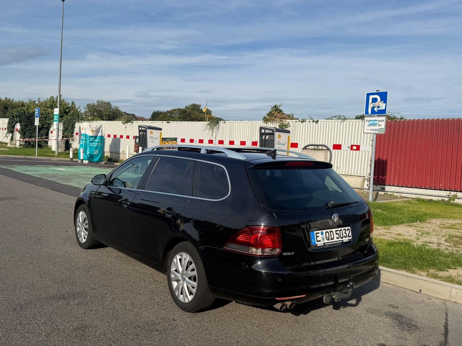 Volkswagen Golf 2010 — rear view