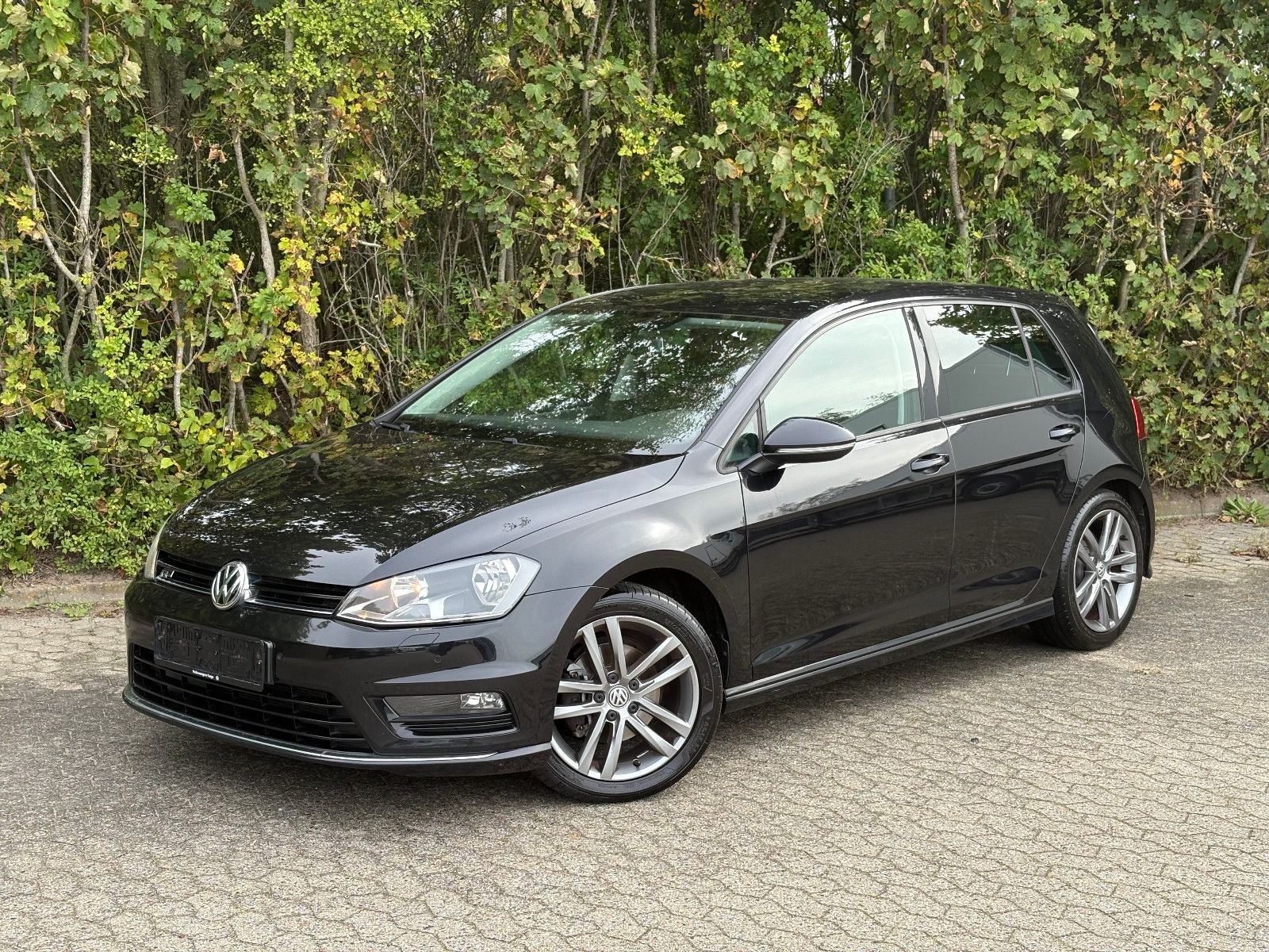 Volkswagen Golf - 1
