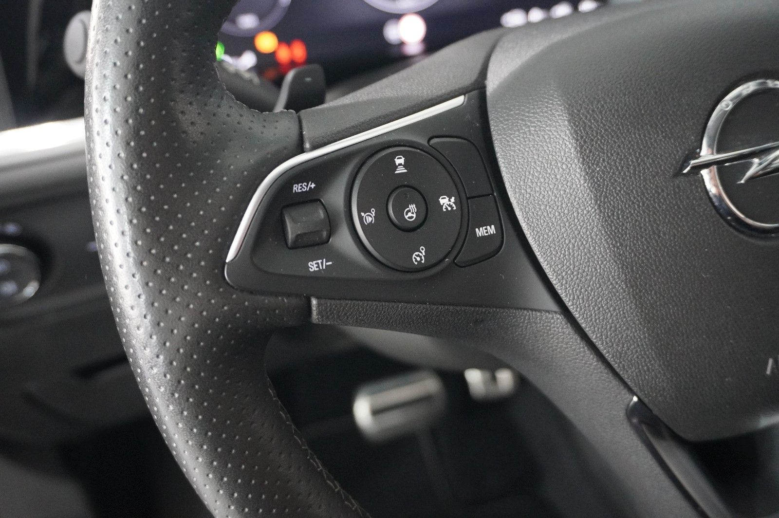 Fahrzeugabbildung Opel Grandland (X) 1.6T GSe HYBRID 4X4 NAVI/LED/SPORT