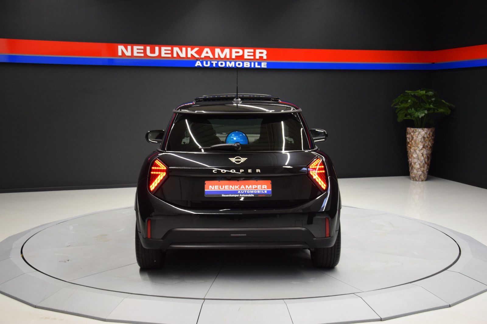 Fahrzeugabbildung MINI Cooper C Favoured Trim Paket-L Pano h/k HuD