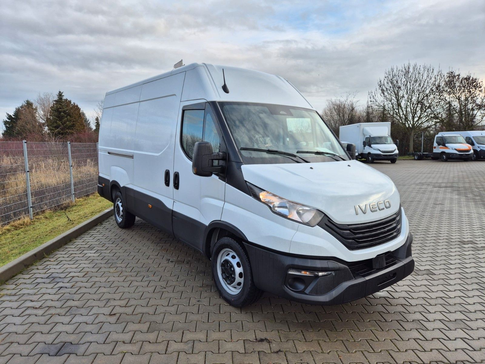 Fahrzeugabbildung Iveco Daily 35S14 Verkleidung/Airline&Holzfußboden