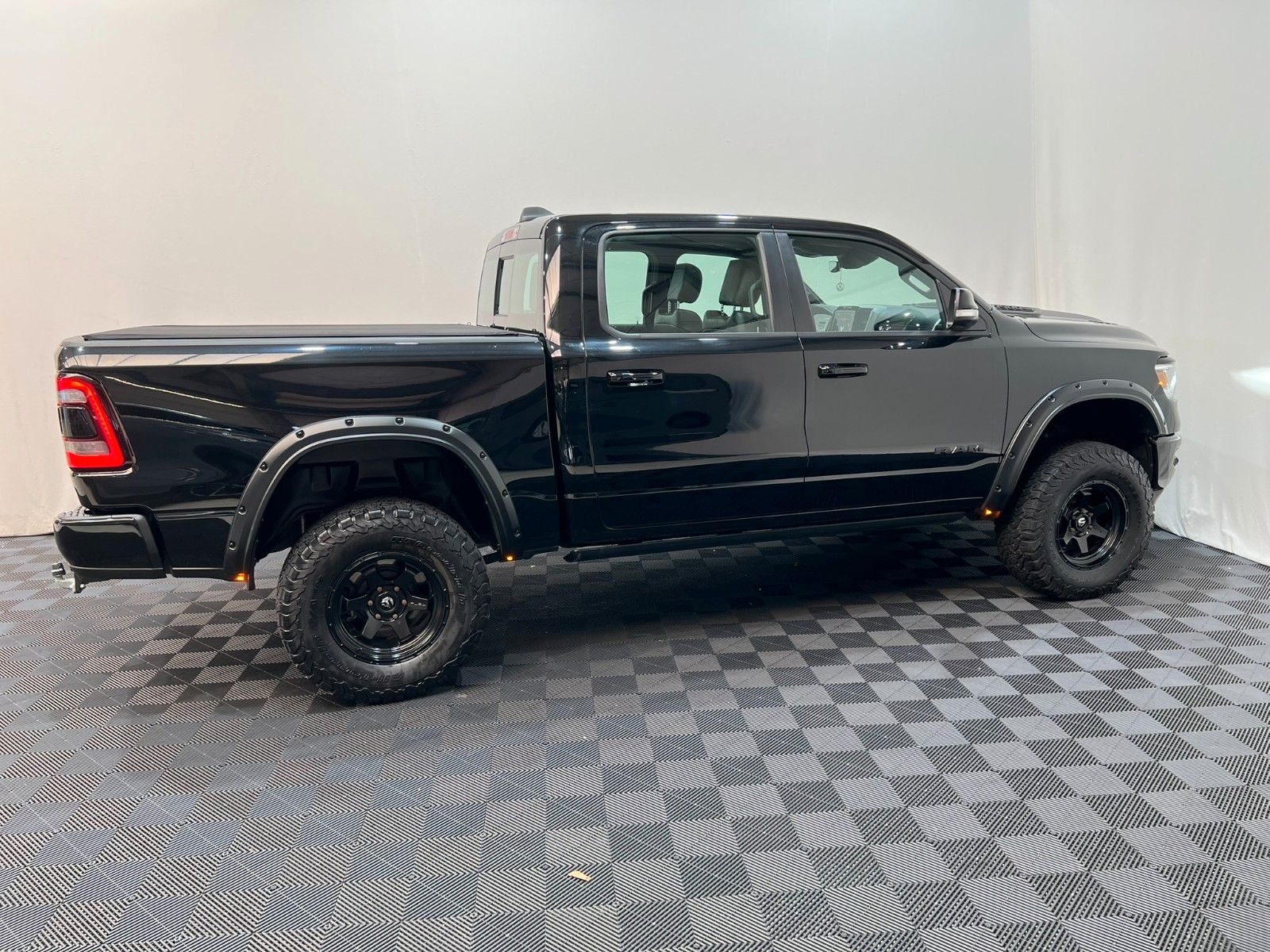 Fahrzeugabbildung Dodge RAM 1500 Laramie Night Crew Cab 4x4 *RTR Umbau*