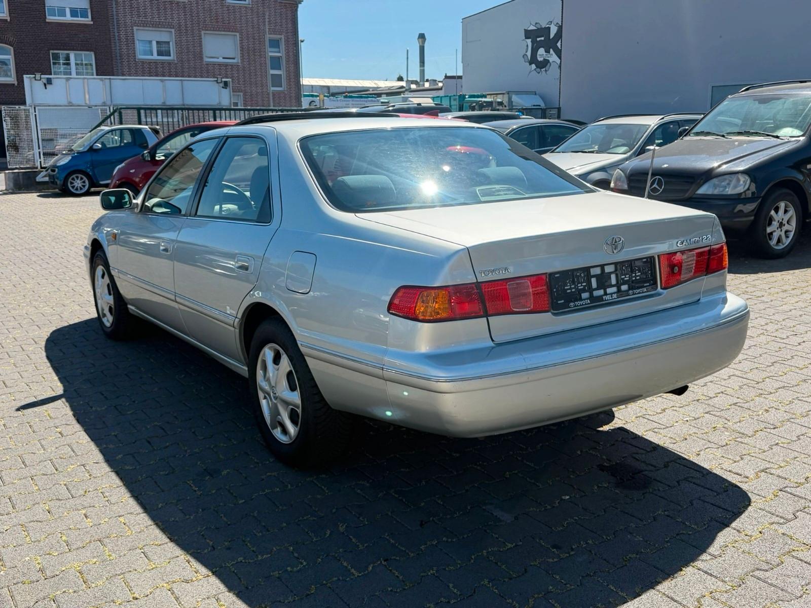 Toyota Camry 2.2 Automatik/1-HAND/Glas SHD