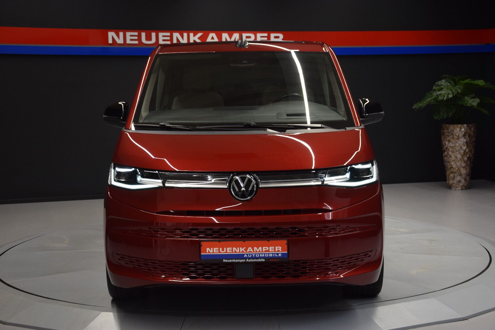 Fahrzeugabbildung Volkswagen T7 Multivan ACC DCC AHK HuD Pano Harman Kardon